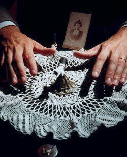 Anamorphoses - La tante Hélène est-elle encore avec nous ?