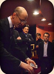 Le magicien fera des tours de cartes en première partie de soirée durant l'apéritif