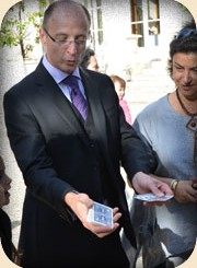 Tours de close up avec des cartes pendant l'apéritif