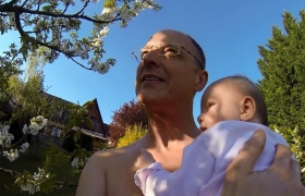 Papa me montre les fleurs dans les arbres du jardin