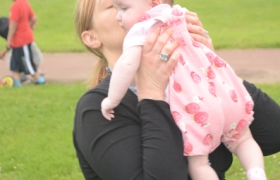 Capucine et maman au parc de Courcouronne