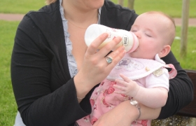 Capucine et maman au parc de Courcouronne