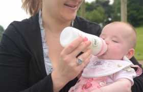 Capucine et maman au parc de Courcouronne