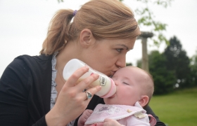 Capucine et maman au parc de Courcouronne