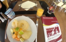 2012-10-12-05-petit-dejeuner-devant-le-programme-du-congres-ffap-2012