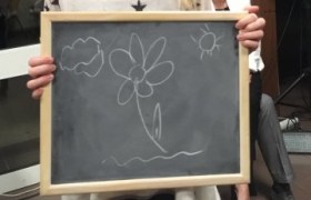 Un fleur avec un soleil et un nuage